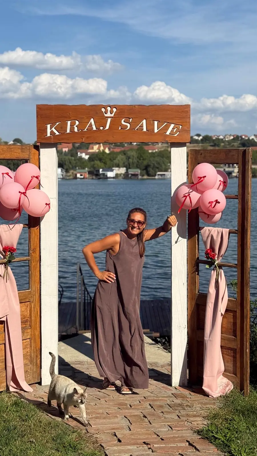 Brendirani luk Kraj Save sa balonima i rekom u pozadini