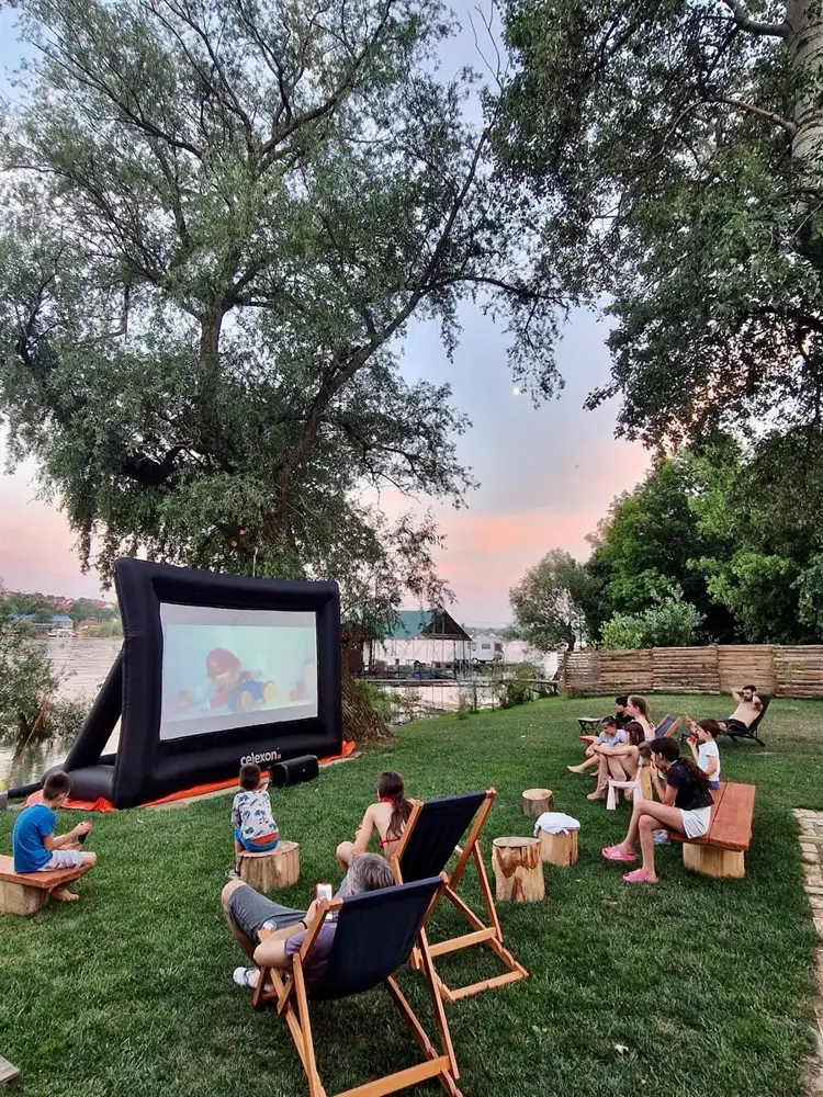 Letnji bioskop na otvorenom pored reke u sumrak