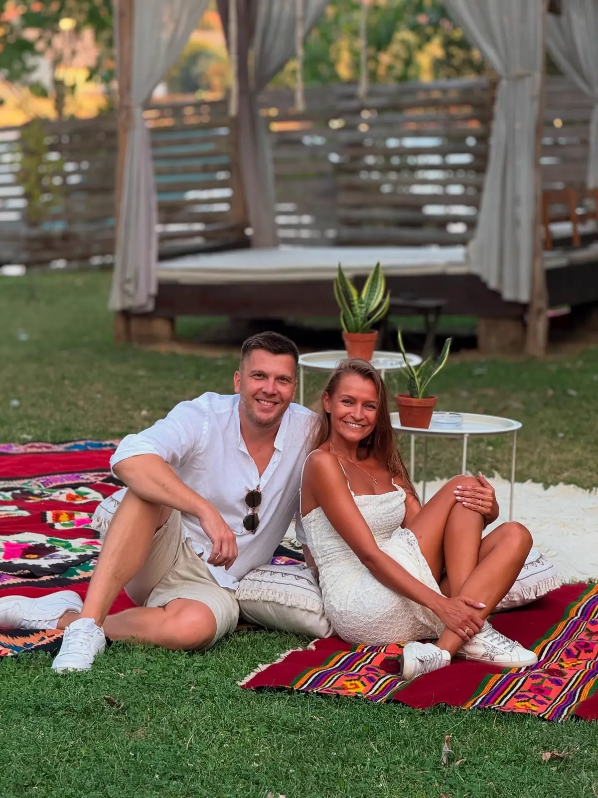 Plac uz reku u zlatni sat, ležaljke i prostor za proslavu na travi